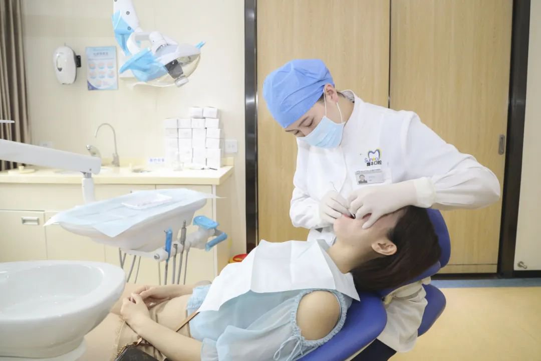 贾医生给顾客检查治疗 (1).JPG