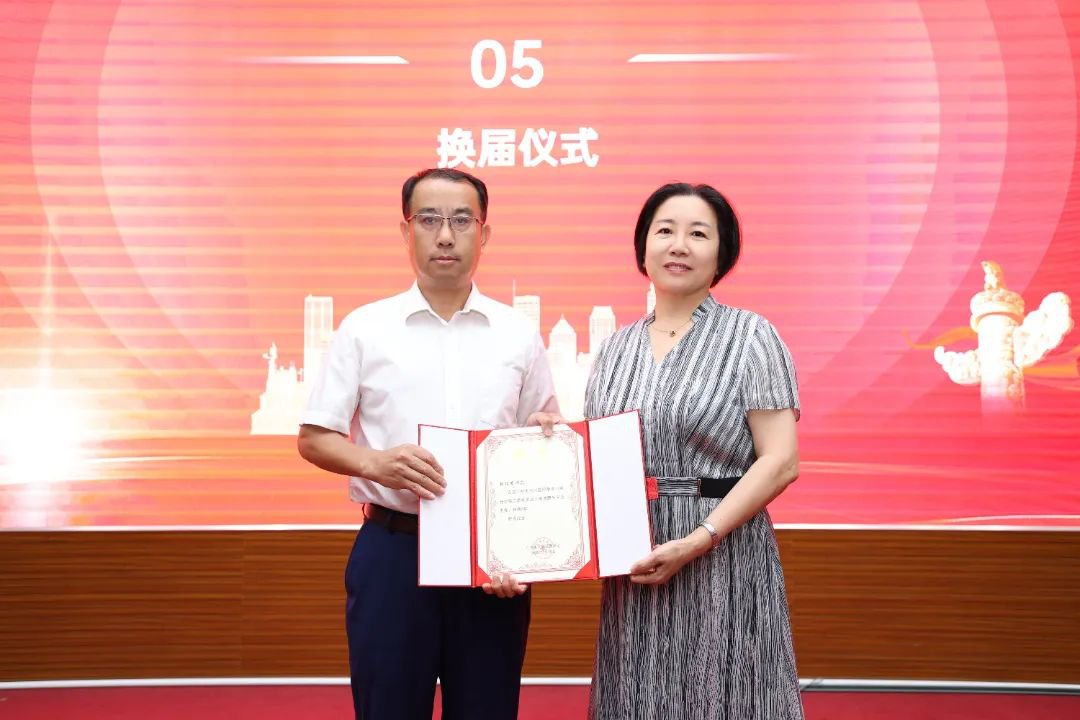 颁发赖院长主委聘书 (2).JPG